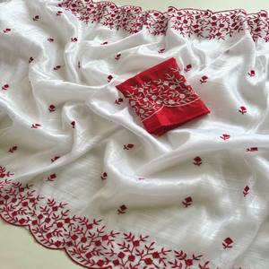 Sari de Tela Pura VASTRA COTTAGE con Borde Rojo y Bordado Floral con Trabajo de Calado y Blusa para Vestir en Festividades - Product Image 2