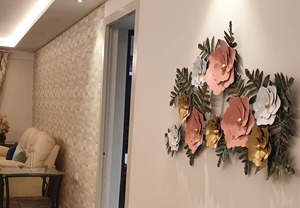 Décoration murale en métal avec des fleurs roses et blanches accrocheuses, idéale pour le divertissement des invités et les idées de cadeaux pour les occasions spéciales - Product Image 6