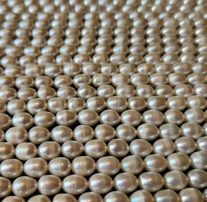 Hebras de perlas de arroz de agua dulce Cuentas blancas naturales sin tratar con efecto de cambio de color para la fabricación de joyas Piedras preciosas sueltas - Product Image 5