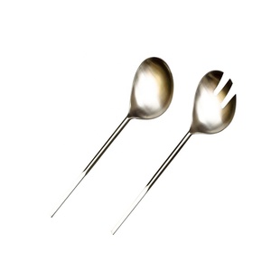 Ensemble de serveurs à salade de luxe en acier inoxydable, avec une jolie poignée ronde et élégante en argent, à bout plat, faite à la main - Product Image 1