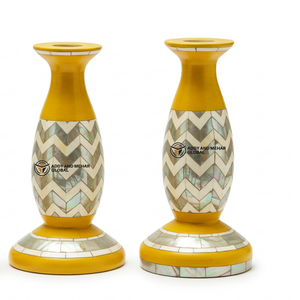 ผู้จัดจำหน่ายชาวอินเดียเสนอเชิงเทียนทรงตรงแบบเรียวประดับเปลือกหอย/มุกหรูหราสำหรับเทศกาลคริสต์มาส - ลายเรขาคณิตเชฟรอนสีเหลืองและสีขาว - Product Image 3