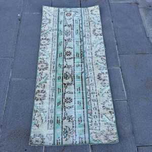 Alfombra Turca, Alfombra Vintage de 1.9x4.2 pies, Alfombra de Lana con Diseño de Plantas y Árboles Azules - Product Image 1