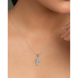 Pendentif Liona en argent plaqué rhodium avec chaîne, design floral animalier vintage orné de diamants et de perles, idéal pour les fiançailles, les mariages ou comme cadeau. - Product Image 4