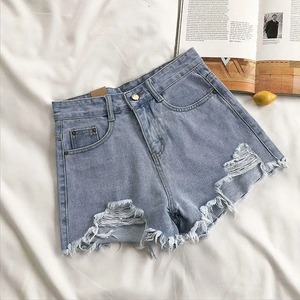 2025 personnalisé Premium Design élégant lavé Denim taille haute femmes Shorts femmes été jean Shorts avec nœud fourrure décoration - Product Image 2