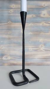 Porte-bougie en métal élégant avec une finition minimaliste moderne et élégante pour l'éclairage domestique contemporain et une décoration festive élégante - Product Image 3