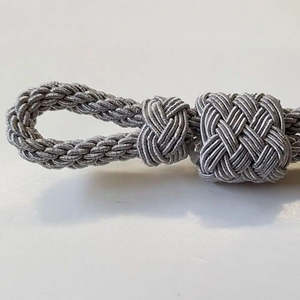 Vente en gros cordons et sangles pour chapeau de cérémonie-Utilisation confortable en extérieur Taille et couleur personnalisables en mylar ou lingot de soie - Product Image 1