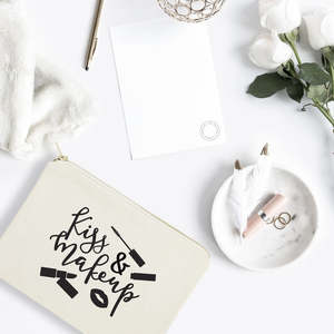 กระเป๋าเครื่องสำอางผ้าแคนวาสแฟชั่น Kiss & Make up พร้อมซิปปิดแบบพกพา สไตล์ผู้หญิง ลายจุดและตัวอักษร - Product Image 3