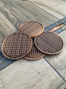 Vente en gros de lot de 4 tapis de tasse en bois d'acacia marbré, forme carrée décorative, sous-verres en bois de 10mm d'épaisseur pour boissons - Product Image 3