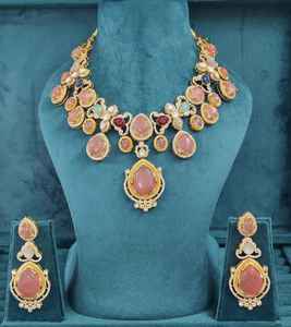 Collier en moissanite en laiton avec de magnifiques boucles d'oreilles, ensemble inspiré de Sabyasachi, parfait pour les mariages, les tenues de soirée, ensemble de luxe - Product Image 1