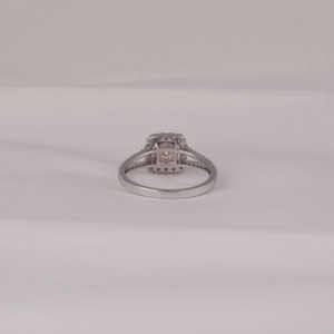 Anillo de compromiso de oro sólido de 18KT para mujer de lujo, corte de diamante cultivado en laboratorio, ajuste de Halo clásico certificado IGI, regalo de cumpleaños perfecto - Product Image 3