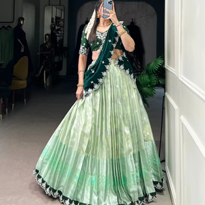 Vêtements de créateur indiens et pakistanais Zari tissage travail paillettes fil broderie pétoncle dentelle bordure Lehenga Choli vente en ligne - Product Image 1