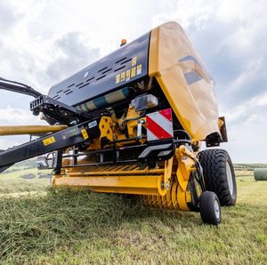Grandes presse-rouleuses à foin rondes et ensacheuses pour ensilage de maïs. - Product Image 1