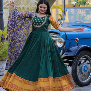 Robe en soie de qualité supérieure avec tissage jacquard brodé et imprimé Kalamkari Tebby Soie Dupatta Doublure en coton 3.5 Mtr Flair Set - Product Image 1