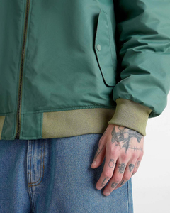 Chaqueta de bombardero impermeable con cuello levantado para hombre con diseño de bordado personalizado OEM, estilo de invierno - Product Image 5