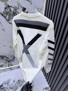 Pull tricoté à col rond pour homme, manches longues, contraste blanc et noir, motif lettres tendance, style décontracté streetwear, vente en gros - Product Image 3