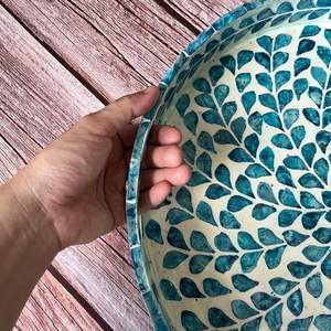 Bandeja de resina de madera de tamaño personalizado artesanías con incrustaciones de perlas madre para el hogar que sirve decorativo sostenible para alimentos nueces HF CRAFTS - Product Image 4