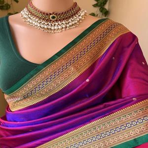 Sari traditionnel en soie Banarasi pure pour femmes avec bordure contrastée richement ornée de Zari et de Meena, en stock - Product Image 1