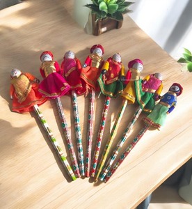Juego de Lápices de Madera Hechos a Mano con Diseño Étnico Indio de Marionetas Rajasthani para Niños - Regalos para el Regreso a Clases y Fiestas de Pascua - Product Image 1