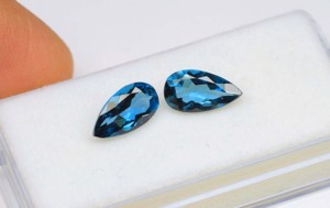 Cristal de topaze bleue de Londres naturelle excellente pierre précieuse à facettes taillée en poire dans la meilleure forme pour la fabrication de bijoux paire à facettes - Product Image 2