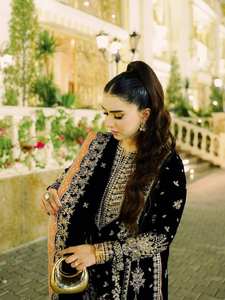 Conjunto de Fiesta de Diseño con Top, Pantalón y Dupatta con Lentejuelas y Bordado Zari - Product Image 3