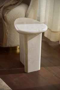 Table d'appoint asymétrique en pierre crème Table d'appoint sculpturale moderne Mobilier de salon, de chambre à coucher et de bureau pour contemporain - Product Image 2