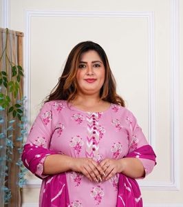 Ensemble Kurta en rayonne imprimé floral rose grande taille avec détail de bouton Potli, col rond et manches 3/4, style longueur mollet - Product Image 5