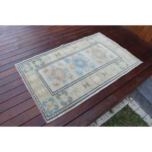 Tapis turc vintage, petit tapis de 2,6 x 4,3 pieds, tapis bleu et blanc à bordures - Product Image 2