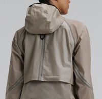 Nouvelle arrivée, veste de sport pour femmes, automne, imprimé uni, ultra-légère, coupe-vent, veste de course courte, tissu en nylon fin tissé, logo sur le devant