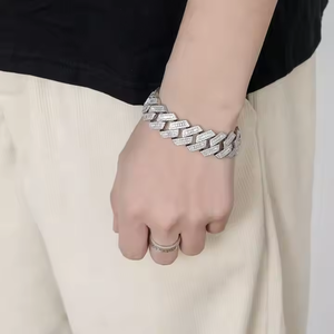 กำไลข้อมือเงินแท้ 925 ประดับเพชรโมอิสซาไนต์ งานออกแบบเครื่องประดับเงินชั้นเยี่ยม โดดเด่นด้วยพลอยที่เปล่งประกายและผิวสัมผัสเรียบเนียน จากประเทศอินเดีย - Product Image 4