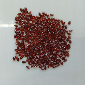 พลอยโกเมนสีแดงธรรมชาติ 4x2.5 มม. ทรงลูกแพร์ คุณภาพดีที่สุด สำหรับทำเครื่องประดับ - Product Image 3