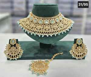 Ensemble de bijoux de mariée exclusif avec collier ras du cou de créateur Boucles d'oreilles Maang Tikka Choix parfait pour une occasion de mariage traditionnelle - Product Image 2