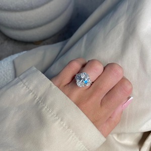 Bague de fiançailles luxueuse en diamant de laboratoire ovale de 7 carats, or massif 18 carats, certifiée IGI - Product Image 3