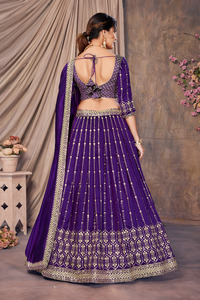 Vente à l'exportation Belle broderie en fil et paillettes Vichitra Lehenga Choli High Fashion Look disponible à la vente - Product Image 2