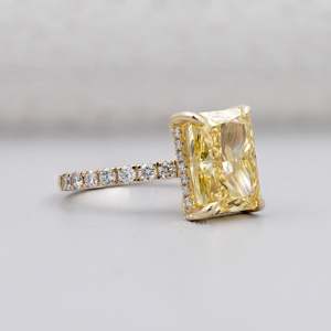 Anillo de Diamante Amarillo Radiante con Certificación IGI, con Halo Oculto y Banda Pavé - Product Image 2