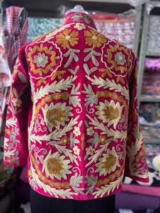 Fait sur mesure sur des vestes Suzani brodées en tissu de base de couleur marron avec broderie de laine multicolore pour les créateurs de mode - Product Image 2