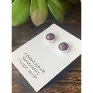 Pendientes de botón de plata de ley y ostra espinosa morada hechos por Navajo con engaste de amatista incrustado - Product Image 4