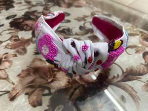 Bandeaux de style noué à la mode chic pour femmes accessoires de bandeau en velours et tissu de travail manuel indien - Product Image 4