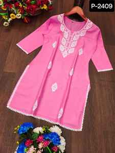 Les femmes lourdes portent des Kurti de travail de broderie Lakhnavi Chickenkari pour des vêtements décontractés et des collections courtes de Kurtis de vêtements de festival pour des femmes - Product Image 2