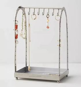 Porte-bijoux de style cabane avec un design unique parfait pour afficher des colliers, des bracelets et des boucles d'oreilles pour la décoration intérieure et le magasin - Product Image 1