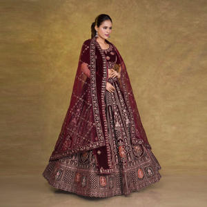 Lehenga Choli de terciopelo con bordado Zari elaborado, borde detallado y dupatta a juego para fiestas de boda. - Product Image 2