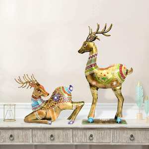 Ensemble de 2 sculptures de cerfs assis en fer peint décoratives, inspirées de la culture, du jardin et du patrimoine - Product Image 2