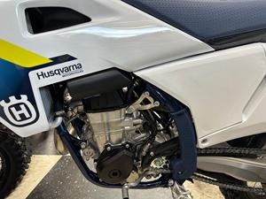 Disponible dès maintenant : Nouvelles motos de motocross FC 450 2025 en stock - Product Image 4