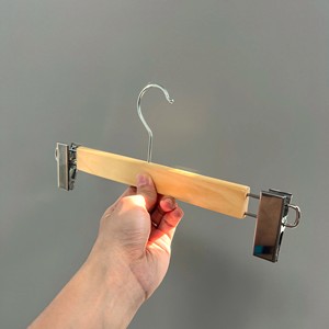 Cintre en bois de haute qualité avec pince réglable, idéal pour pantalons et robes, usage polyvalent (garde-robe, salon, salle de bain), vente en gros directe usine Vietnam, faible MOQ - Product Image 6