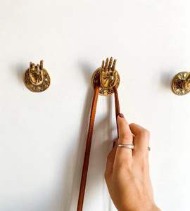 Crochets muraux en laiton poli offrant une brillance élégante et une durabilité pour les intérieurs haut de gamme avec des systèmes de fixation murale sécurisés. - Product Image 2