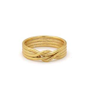 Bague en laiton plaqué or 18 carats, motif nœud délicat, texture minimaliste entrelacée, vente en gros pour femmes - Product Image 1
