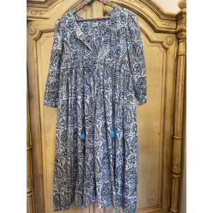 เดรสโบโฮมิดิ IIB สีน้ำเงินลายเพสลีย์ ผ้าวิสโคสระบายอากาศได้ดี ทรงหลวม คอวีลึก ไซส์เดียว ดีไซน์พลัสไซส์ เหมาะสำหรับใส่ในวันสบายๆ หรืองานปาร์ตี้ - Product Image 1