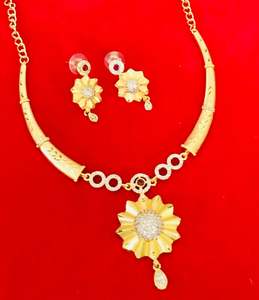 24K chapado en oro Vintage Dubai joyería de moda collar conjunto pendientes brazaletes peines broches Material de cobre para EE. UU. Y Reino Unido - Product Image 5