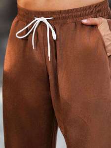 Ensemble survêtement homme marron et crème contrastant avec sweat à capuche et pantalon assorti – Vêtements OEM ODM en gros - Product Image 3