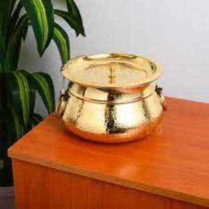 Pot de service en laiton durable pour la cuisine indienne pour servir de la nourriture avec une touche d'héritage et de style classique - Product Image 2