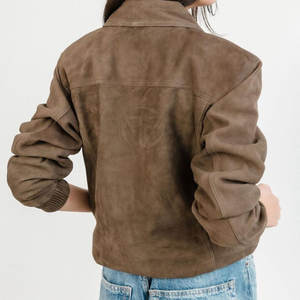 Chaqueta de Cuero de Gamuza Premium para Mujer con Diseño Contemporáneo de Punto Transpirable, Características Ecológicas y Superficie Suave - Product Image 2